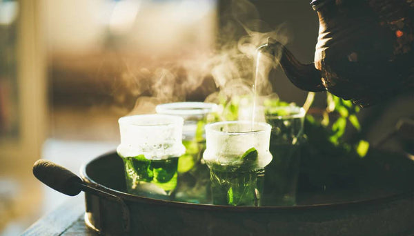 Boire un thé à la menthe le soir : bonne ou mauvaise idée ?