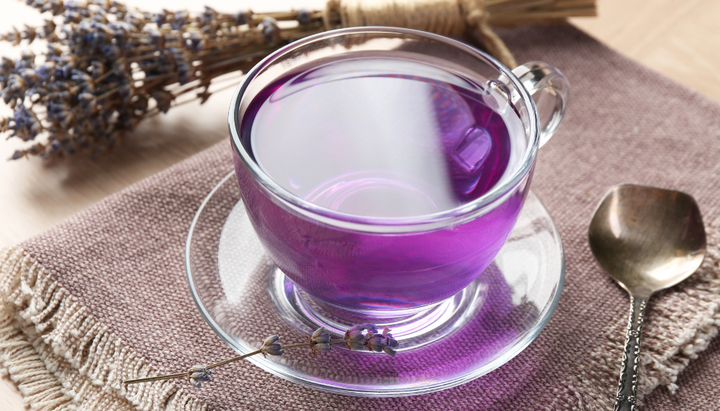 tasse de thé à la violette