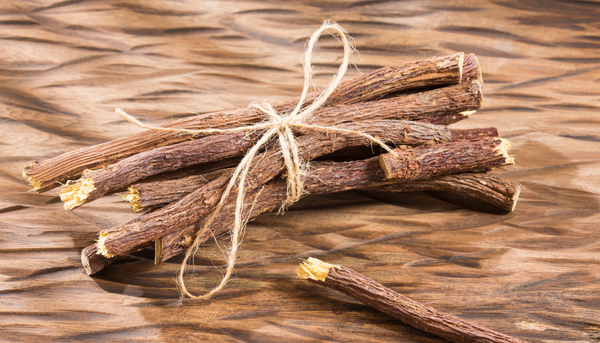 Digestion difficile, ballonnements : et si la réglisse pouvait nous soulager ?