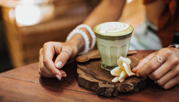 femme qui boit un thé matcha