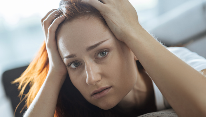 femme qui se tient la tête