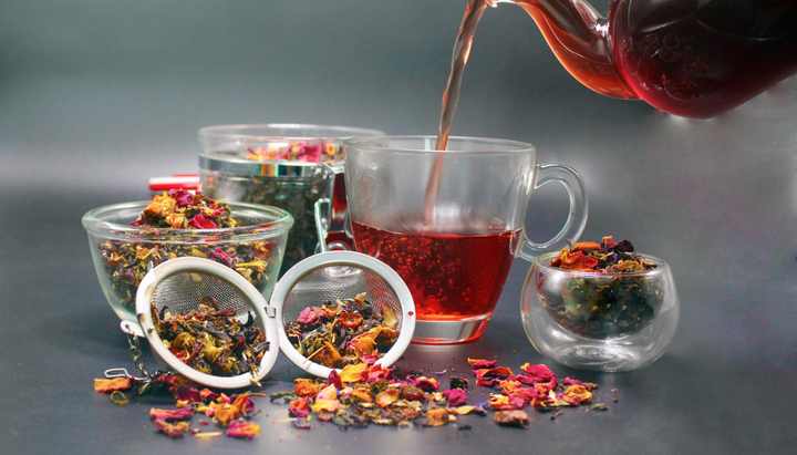 plusieurs tisanes et tasse de thé