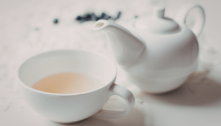 tasse de thé blanc et théière